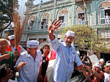 Rs.10 meal counters AAP's Rs.10,000 gala dinner