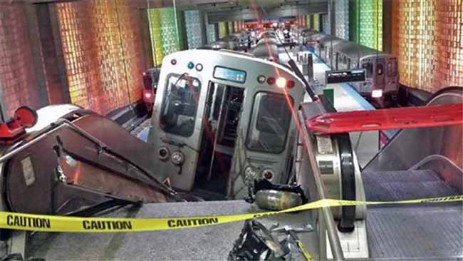 32 injured as commuter train derails at Chicago airport