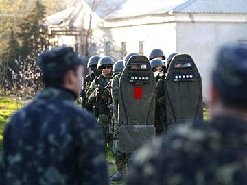 Russian troops seize Crimea airbase as Moscow consolidates control