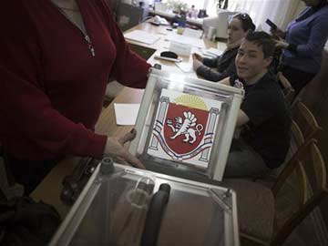 Crimea votes on whether to secede from Ukraine