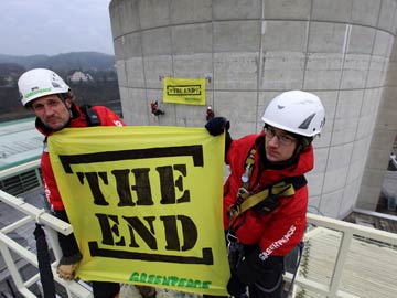 Greenpeace protests Europe's aging nuclear plants