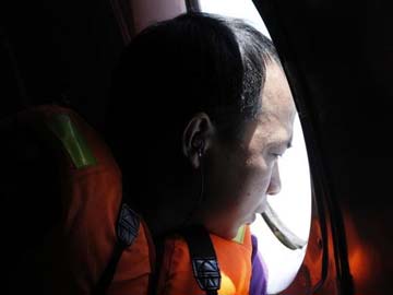 Vietnam rescuers retrieve floating object, say not a Malaysia Airlines plane life raft 