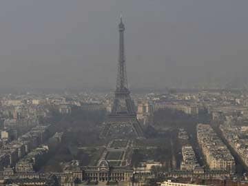 Paris restricts driving as pollution hits danger level 