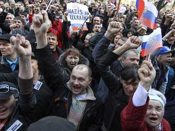 Armed police burst into Crimean hotel on eve of referendum 