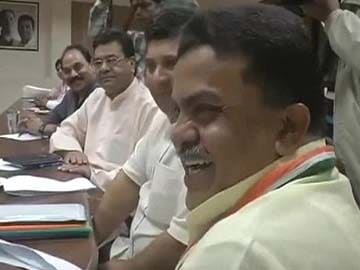 Mumbai: Congress' Sanjay Nirupam snatches BJP Corporator's cellphone at event