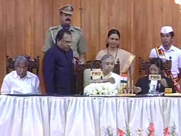 Sheila Dikshit sworn-in as Kerala Governor