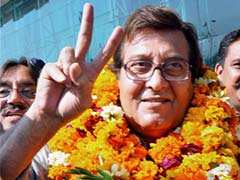 Vinod Khanna begins campaign by seeking blessings at the Golden Temple