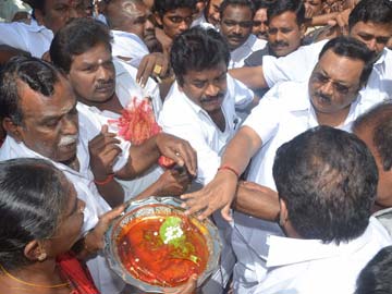 In references to 'traitors', Alagiri targets younger brother again