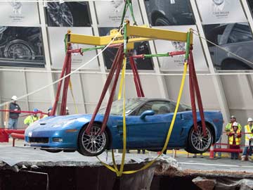  First 2 Corvettes lifted by crane from US sinkhole