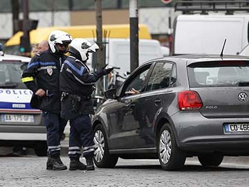 Paris lifts partial car ban after drop in pollution