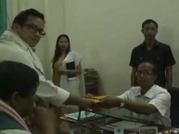 Tarun Gogoi's son files nomination papers for Assam seat