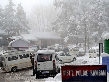Jammu-Srinagar highway closed after snowfall, landslides
