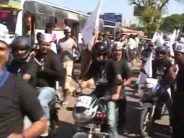 Elections 2014: Arvind Kejriwal's Bangalore road show draws curious crowds