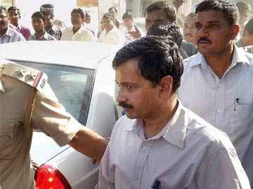 Gujarat police stops Arvind Kejriwal briefly, provoking angry charges