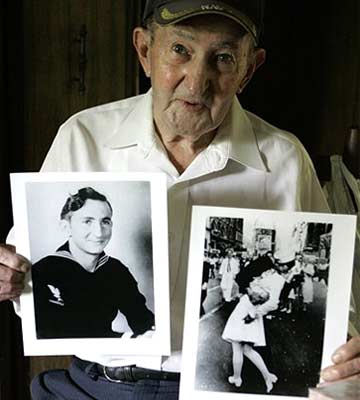 Man known as 'kissing sailor' in WWII-era image dies 
