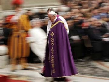 Pope breaks protocol, goes to confession in public