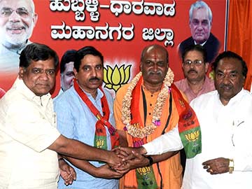Controversial Pramod Muthalik: in and out of BJP in five hours