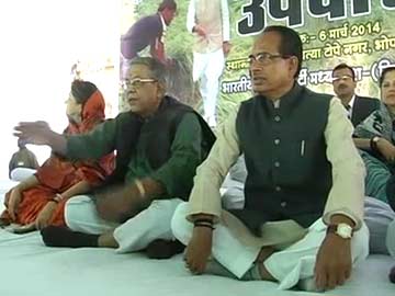 Shivraj Singh Chouhan holds dharna against Centre for farmers' relief package