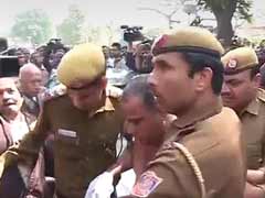 Ink thrown at Sahara boss Subrata Roy as he arrives at Supreme Court
