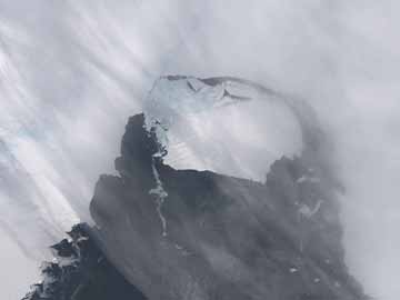 Scientists monitoring iceberg six times the size of Manhattan