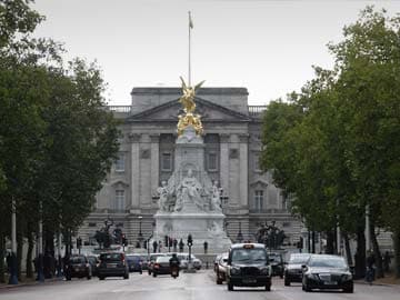 Buckingham Palace soldier points rifle at 'intruder'