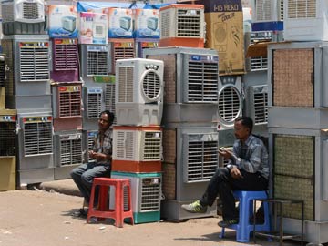 Delhi heats up as temperature breaches 40 degree mark