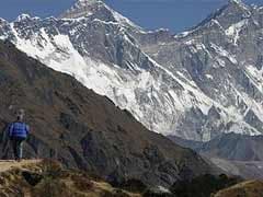 Avalanche sweeps Everest; 4-5 believed buried