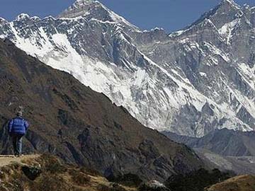 Avalanche sweeps Everest; 4-5 believed buried 