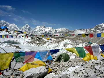 Guides, climbers prepare to leave Everest