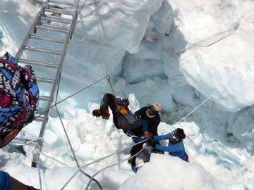 Everest guide recalls horror of being 'trapped' by avalanche