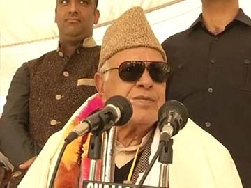 To Farooq Abdullah's 'jump into the sea', Jaitley says, 'take a dip in Dal lake'