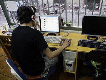 Sparks fly over US plan to shift Internet role