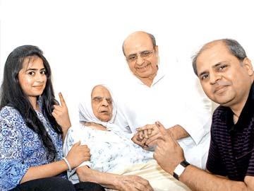 Amazing: 105-year-old votes with her great granddaughter