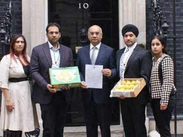 Keith Vaz gives boxes of Indian Alphonso mangoes to British PM David Cameron