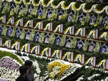 Korean school tribute leaves empty spaces for unfound ferry victims