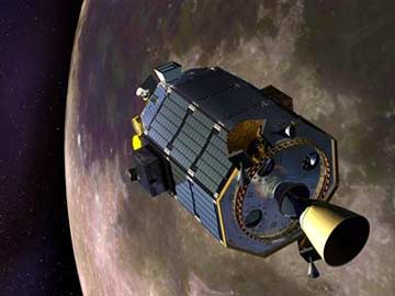 NASA's moon-orbiting robot LADEE crashes down