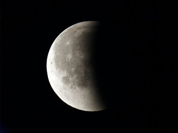 Full lunar eclipse delights Americas, first of year