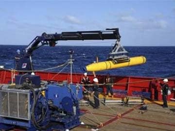 Hunt for Malaysian plane heads underwater to find black box