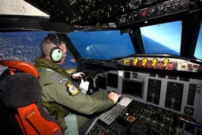 Fading signals add urgency to search for missing Malaysian jet