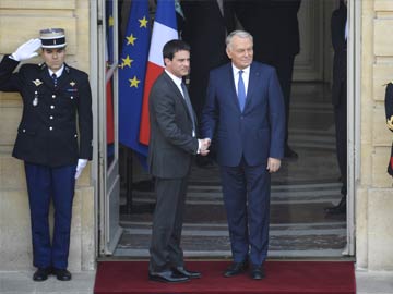 France awaits new government as Francois Hollande struggles 