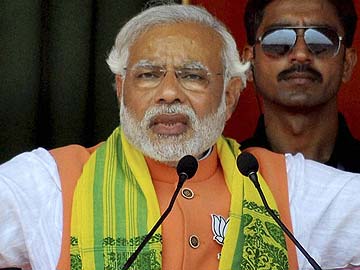 Narendra Modi uses Sanjaya Baru book to target Sonia Gandhi, Rahul Gandhi
