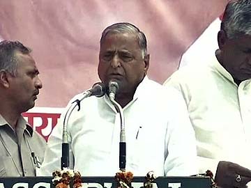 Mulayam Singh Yadav finally visits Muzaffarnagar, targets Narendra Modi