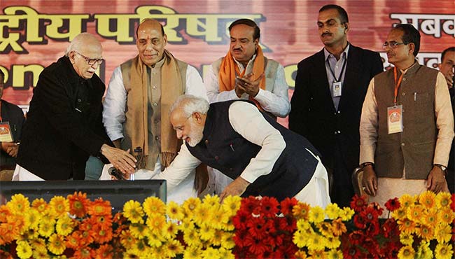In show of unity, Narendra Modi to accompany Advani as he files nomination