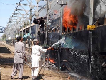 14 killed in Pakistan train bomb blast