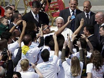 Pope Francis poses for 'selfies' after Palm Sunday homily