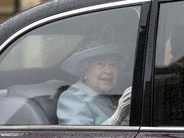 Queen Elizabeth hands over William and Kate World War I ceremony role