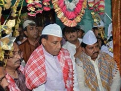 Traditional 'topi', clerics meeting: Rajnath Singh seeks Vajpayee legacy