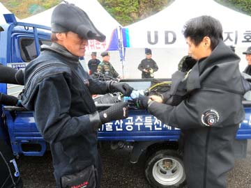 Divers enter sunken South Korean ferry in hunt for survivors