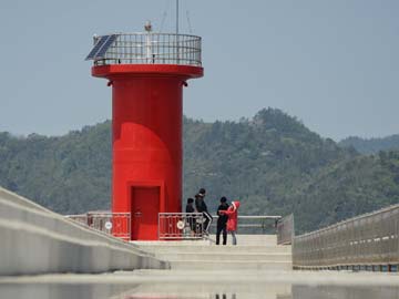 Prosecutors extend Korea ferry captain's detention as death toll mounts