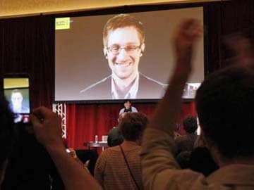 Edward Snowden asks Vladimir Putin question on surveillance in phone-in